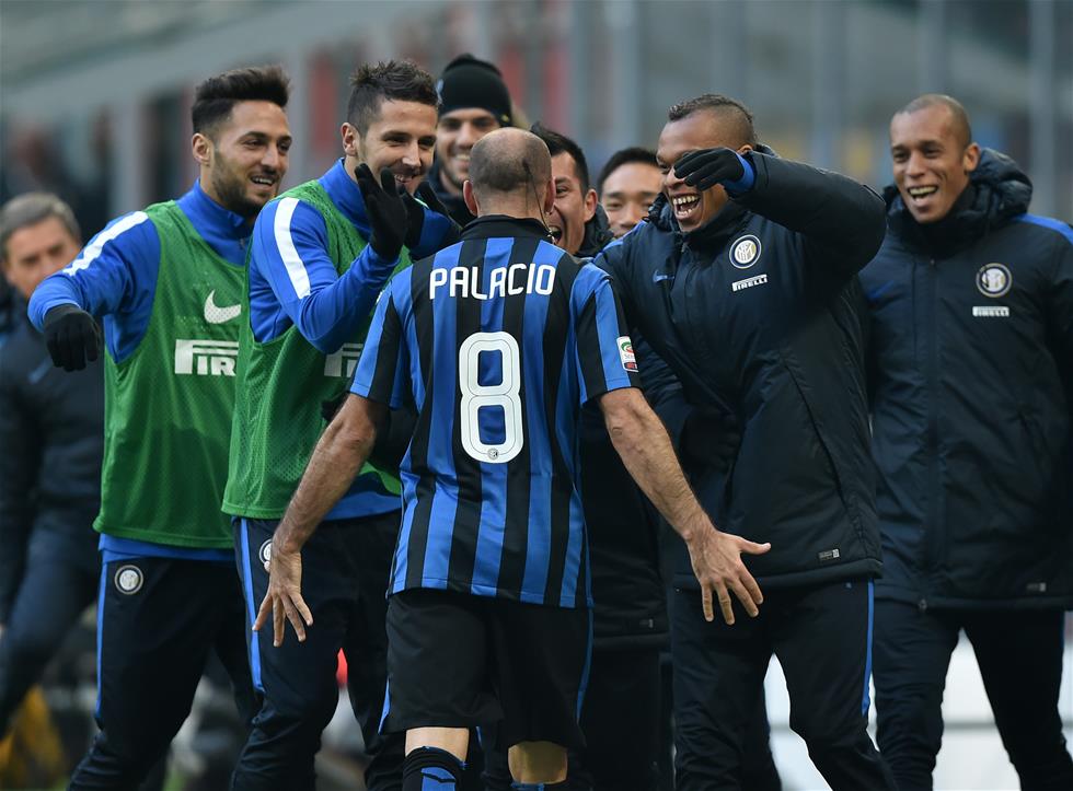 太阳报：麦克托米奈领意甲最佳球员奖，被女友透视着装抢风头（太阳报：麦克托米奈加冕意甲最佳，女友透视造型抢尽风头）