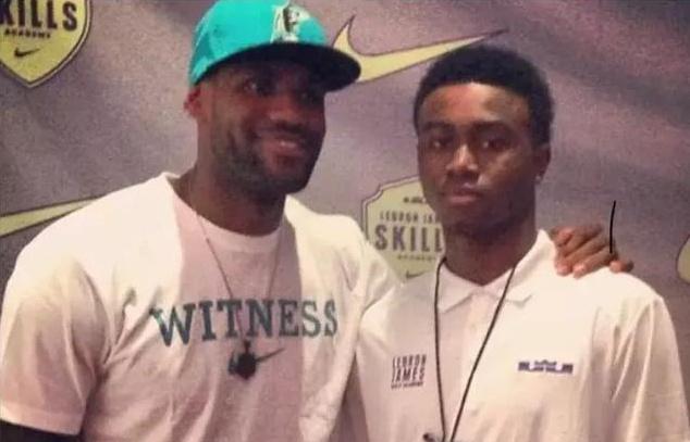 爷青回，维耶里社媒晒与大罗、巴乔、托蒂、卡纳瓦罗等人合照（回忆杀！维耶里社媒晒与罗纳尔多、巴乔、托蒂、卡纳瓦罗等传奇合影）