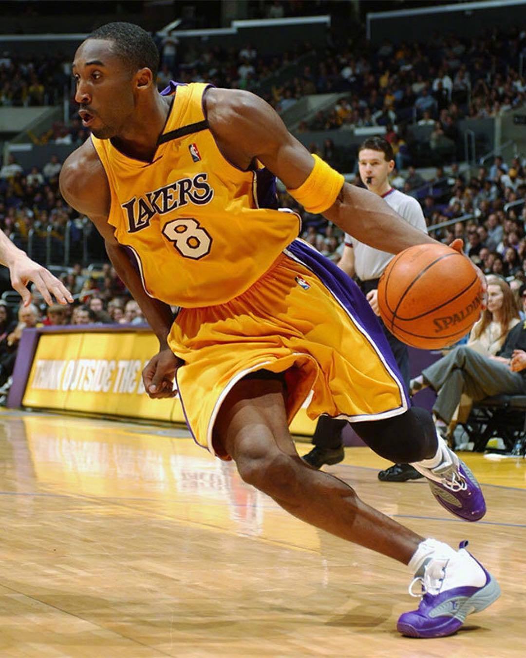 稳定表现！米切尔17中9轰28分8助攻（发挥稳健！米切尔17投9中砍下28分8助攻）