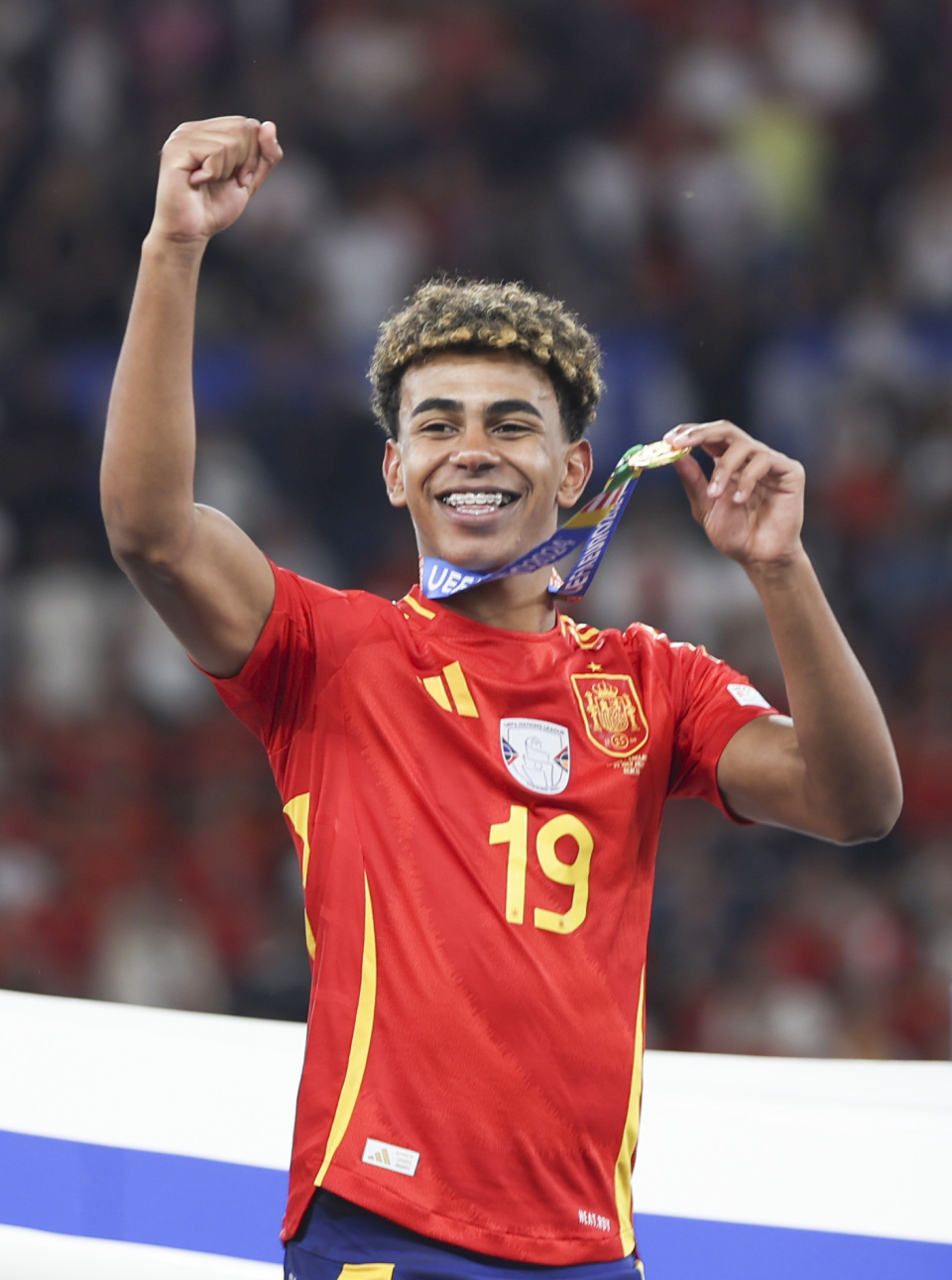 欧文突破防守助攻制胜（欧文突破撕防助攻锁定胜局）