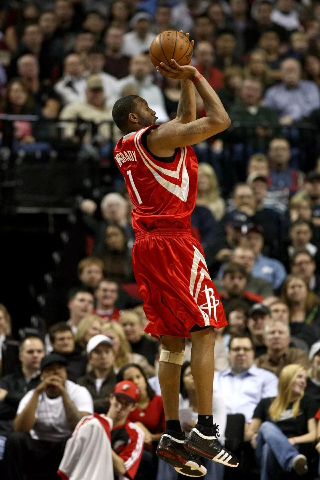 詹姆斯关键时刻稳住全队（关键时刻詹姆斯力挽狂澜稳住球队）